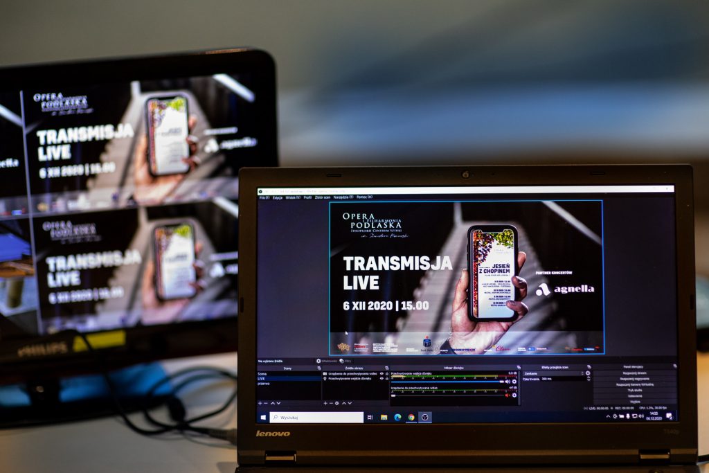 Na zdjęciu zbliżenie na dwa monitory. Na nich wyświetla się informacja '' Transmisja Live 6.XII 2020 / 15.00 Jesień z Chopinem ''