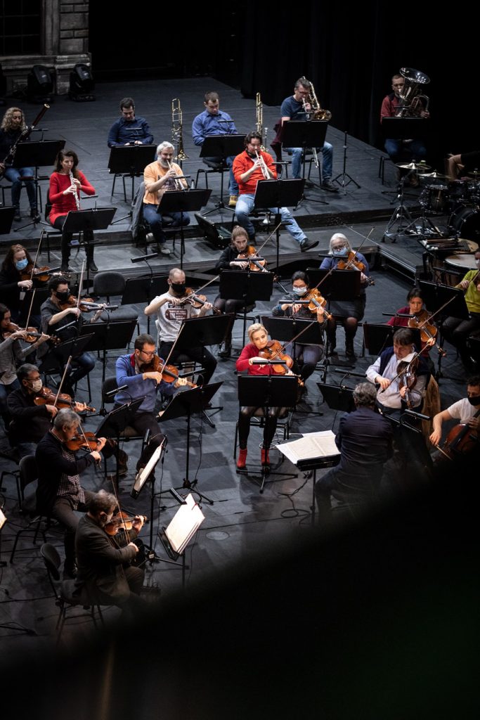 Próba do koncertu. Orkiestra Opery i Filharmonii Podlaskiej gra na scenie.